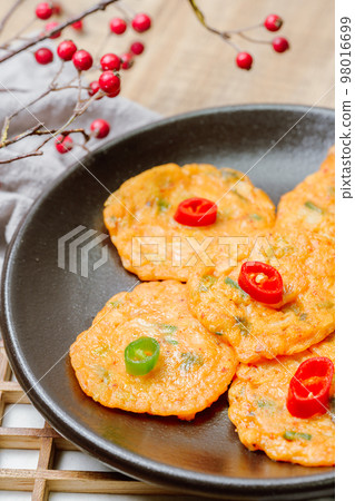 黑盤上放著紅綠辣椒的韓國傳統食品泡菜全盤 98016699