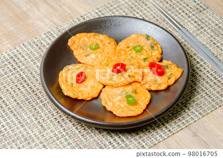 黑盤上放著紅綠辣椒的韓國傳統食品泡菜全盤 黑盤上放著紅綠辣椒的韓國傳統食品泡菜全盤 98016705