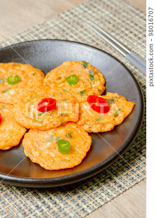 黑盤上放著紅綠辣椒的韓國傳統食品泡菜全盤 黑盤上放著紅綠辣椒的韓國傳統食品泡菜全盤 98016707