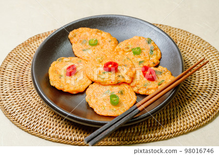 黑盤上放著紅綠辣椒的韓國傳統食品泡菜全盤 98016746