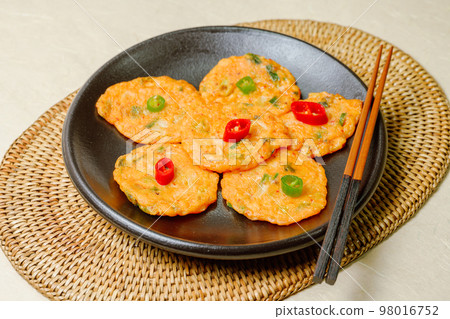 黑盤上放著紅綠辣椒的韓國傳統食品泡菜全盤 98016752