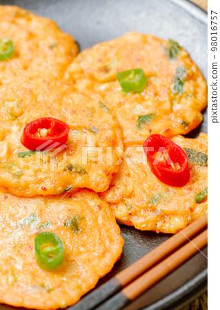 黑盤上放著紅綠辣椒的韓國傳統食品泡菜全盤 黑盤上放著紅綠辣椒的韓國傳統食品泡菜全盤 98016757