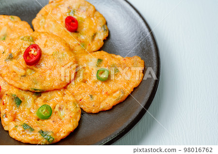 黑盤上放著紅綠辣椒的韓國傳統食品泡菜全盤 98016762