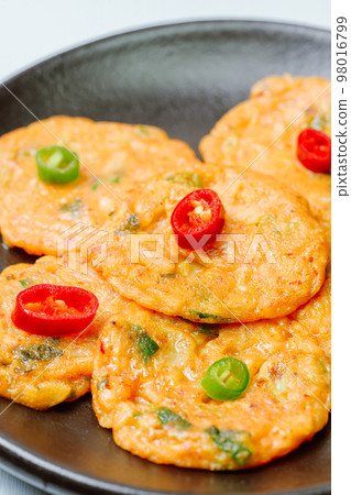 黑盤上放著紅綠辣椒的韓國傳統食品泡菜全盤 黑盤上放著紅綠辣椒的韓國傳統食品泡菜全盤 98016799