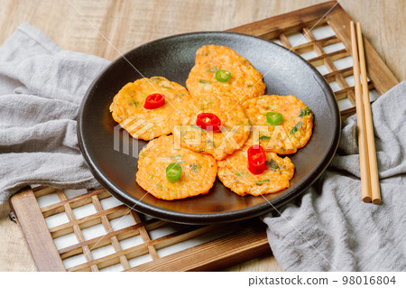 黑盤上放著紅綠辣椒的韓國傳統食品泡菜全盤 黑盤上放著紅綠辣椒的韓國傳統食品泡菜全盤 98016804