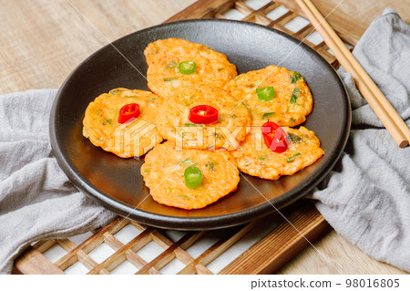 黑盤上放著紅綠辣椒的韓國傳統食品泡菜全盤 98016805