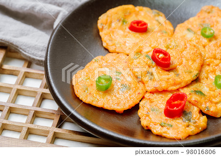 黑盤上放著紅綠辣椒的韓國傳統食品泡菜全盤 98016806