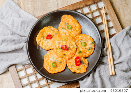 黑盤上放著紅綠辣椒的韓國傳統食品泡菜全盤 98016807