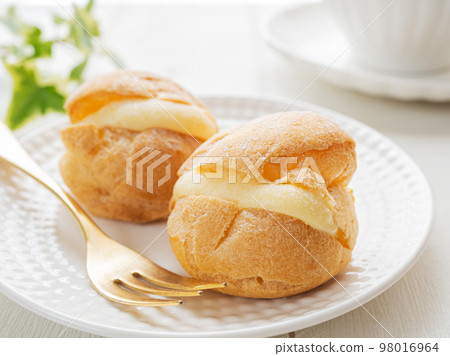 盤子裡有兩個奶油泡芙 98016964