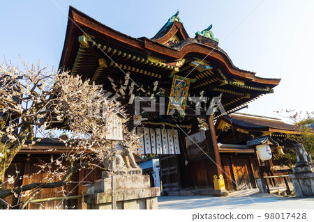 Kitano Tenmangu Shrine, the ancient capital of Kyoto in early spring, Sankomon Gate and plum blossoms Kitano Tenmangu Shrine, the ancient capital of Kyoto in early spring, Sankomon Gate and plum blossoms 98017428