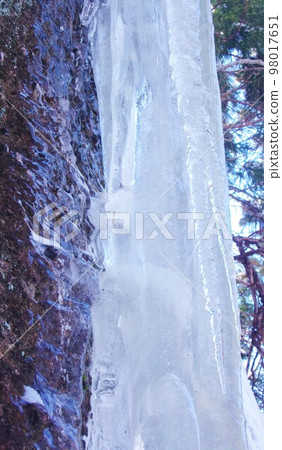 山區嚴冬,嚴寒促長出又粗又長的冰柱 山區嚴冬,嚴寒促長出又粗又長的冰柱 98017651