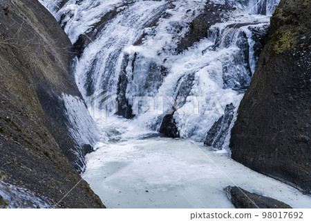 茨城縣岱子町，隆冬半凍的“袋田瀑布” 98017692