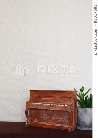 Vertical photo of a piano figurine and succulents ⑥ Vertical photo of a piano figurine and succulents ⑥ 98017693