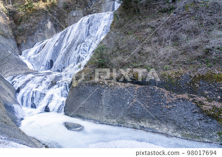 ``Fukuroda Falls'' in midwinter, half frozen, Daigo Town, Ibaraki Prefecture 98017694