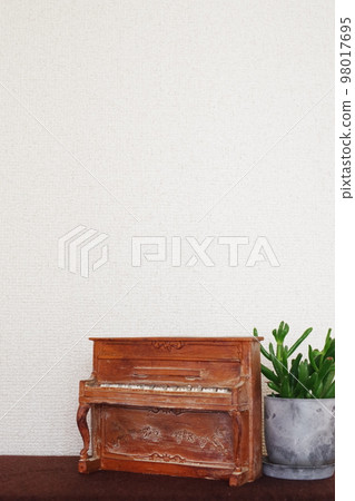 Vertical photo of a piano figurine and a succulent plant ⑦ Vertical photo of a piano figurine and a succulent plant ⑦ 98017695