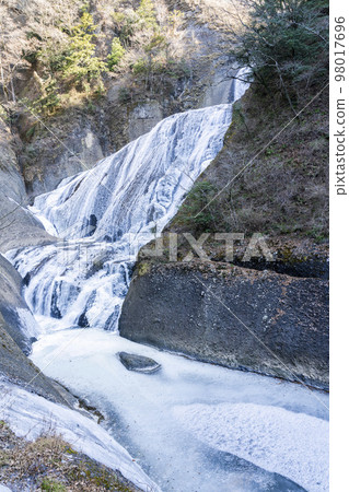 ``Fukuroda Falls'' in midwinter, half frozen, Daigo Town, Ibaraki Prefecture ``Fukuroda Falls'' in midwinter, half frozen, Daigo Town, Ibaraki Prefecture 98017696