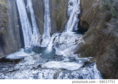 ``Fukuroda Falls'' in midwinter, half frozen, Daigo Town, Ibaraki Prefecture ``Fukuroda Falls'' in midwinter, half frozen, Daigo Town, Ibaraki Prefecture 98017751