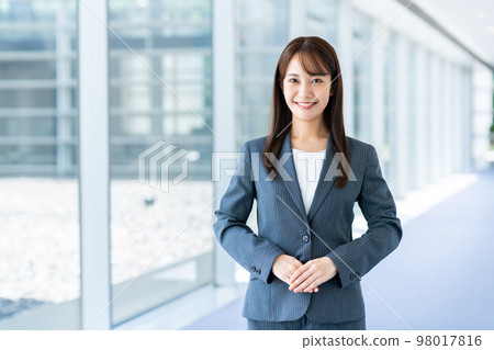 Young business woman in the office 98017816