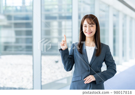 辦公室裡的年輕女商人 98017818