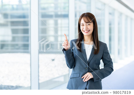 辦公室裡的年輕女商人 辦公室裡的年輕女商人 98017819