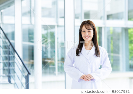 A young lady in white 98017981