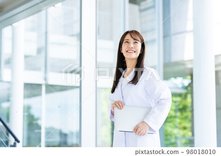 白色的一位小姐 白色的一位小姐 98018010