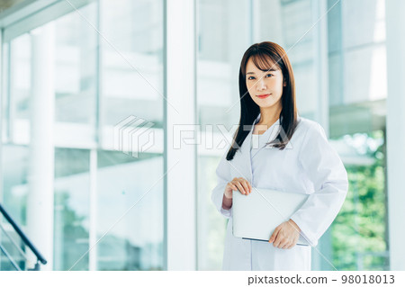 白色的一位小姐 白色的一位小姐 98018013