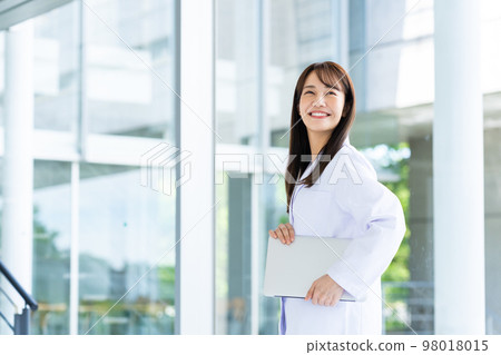 白色的一位小姐 98018015