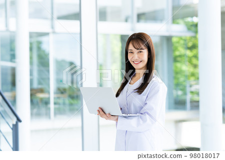A young lady in white 98018017