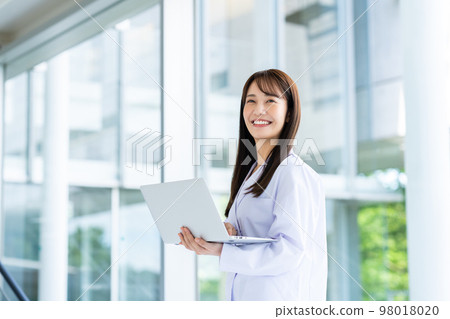 白色的一位小姐 98018020