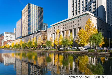 "Tokyo" Marunouchi office district / landscape reflected on the water surface "Tokyo" Marunouchi office district / landscape reflected on the water surface 98018396