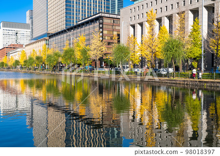 "Tokyo" Marunouchi office district / landscape reflected on the water surface "Tokyo" Marunouchi office district / landscape reflected on the water surface 98018397