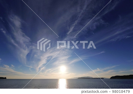 Refreshing afternoon sky with cirrus clouds and winter coast・Super wide angle・Sky mainly・221106pm 98018479