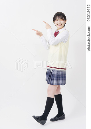 指向左邊的女高中生，全身，白色背景 98018652
