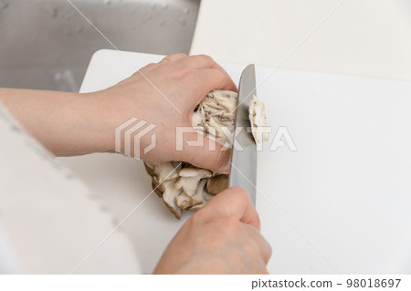[中年家庭主婦用三德刀切舞茸的莖] 98018697