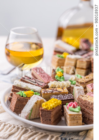 Mini cakes with cream 98018937