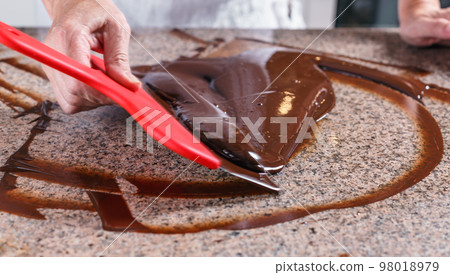 Tempering of the chocolate Tempering of the chocolate 98018979