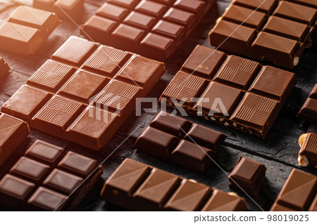 Chocolate bar pieces 98019025