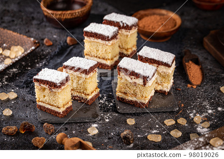Mini cakes with cream Mini cakes with cream 98019026