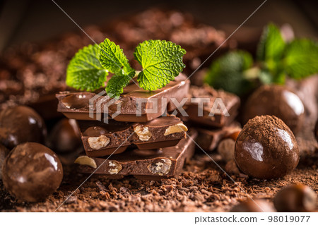 Composition of chocolate 98019077