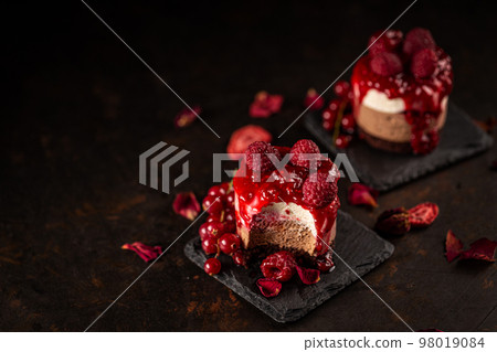Mini round cake with raspberry Mini round cake with raspberry 98019084