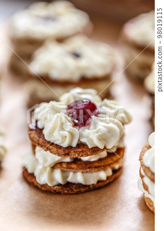 Mille-feuille puff pastry 98019115