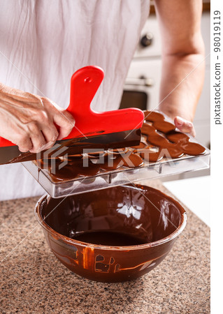 Making chocolate candies 98019119