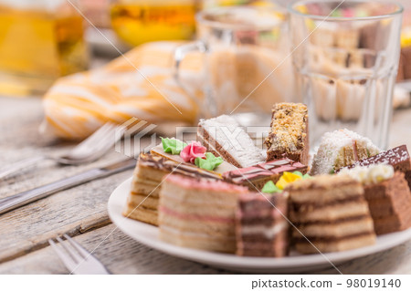 Delicious mini cakes 98019140
