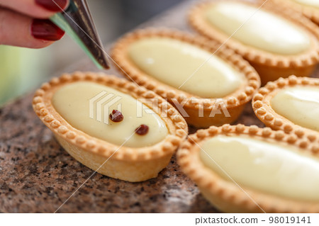 Mini cream tarts 98019141