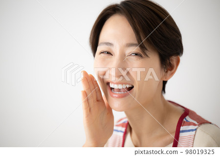 Improving the image of a smiling housewife or nursery teacher 98019325