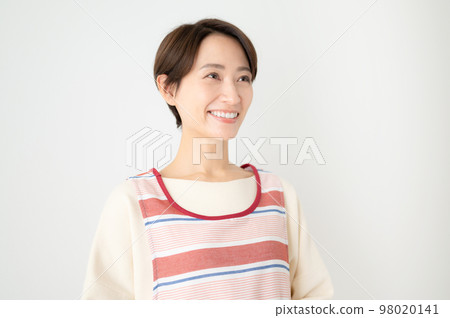 微笑的保育員和家庭主婦的形象 微笑的保育員和家庭主婦的形象 98020141