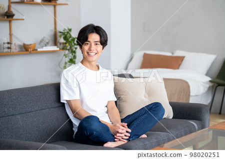 年輕人在房間裡放鬆 年輕人在房間裡放鬆 98020251