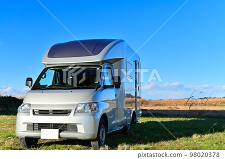 清爽的藍天和露營車起來 98020378