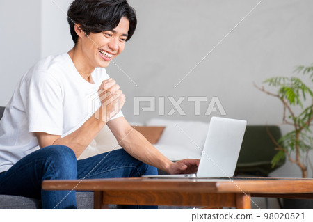 對電腦滿意的年輕人 對電腦滿意的年輕人 98020821